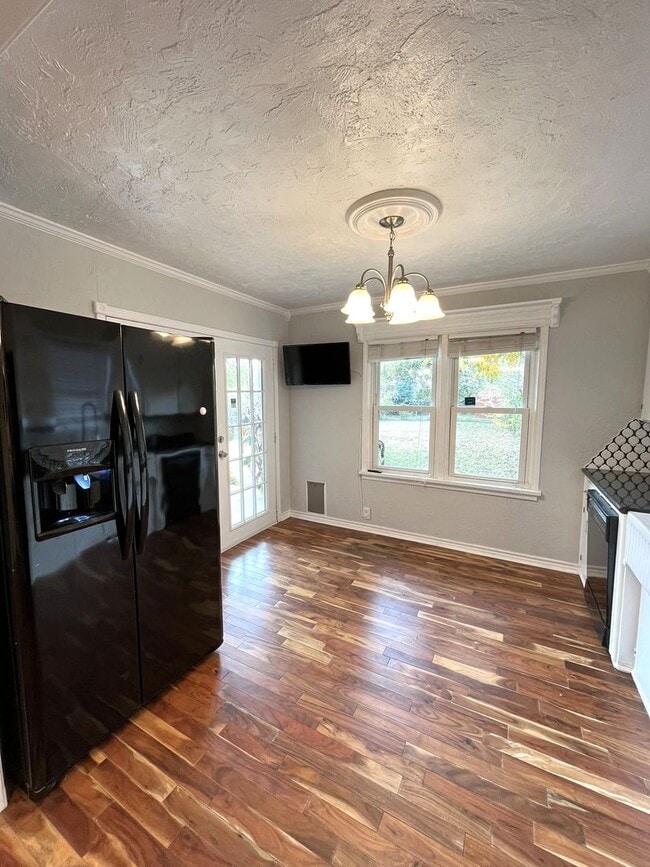 Building Photo - Cute 2 Bed 1 Bath in the Steve Pennington Addn