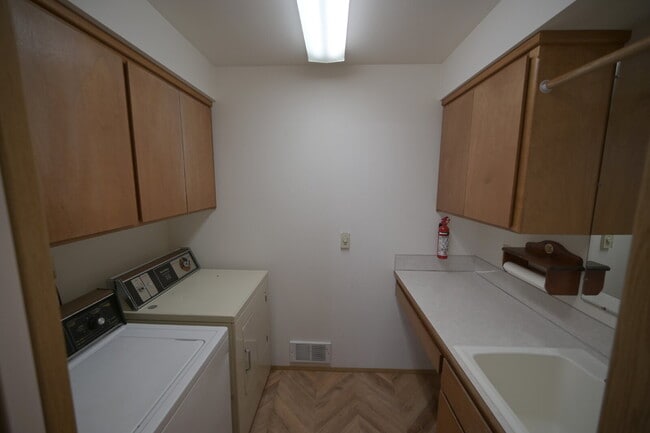 Building Photo - 1+ bed 2 bath home on a quiet cul-de-sac