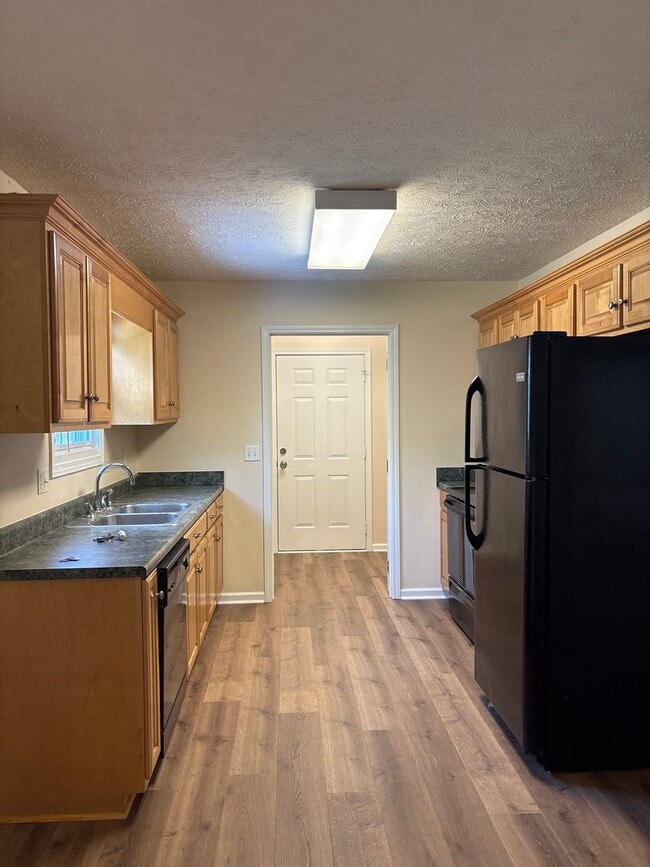 Building Photo - Charming 3 Bedroom Home with Large Yard