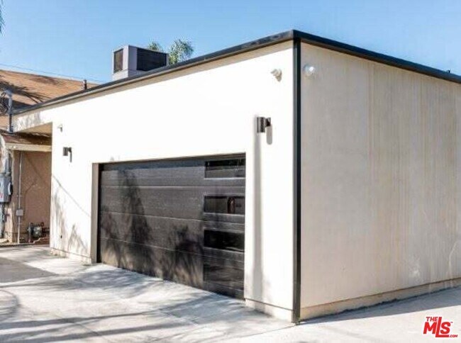Building Photo - 9904 Laurel Canyon Blvd