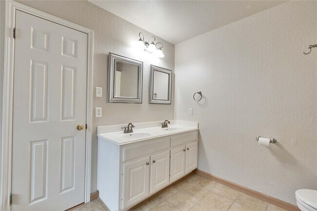 Building Photo - 2625 Gate Ridge Dr