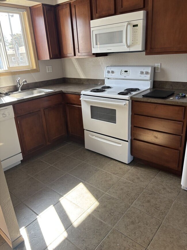 Building Photo - REDUCED RENT & 1ST  FULL  MONTH'S  RENT  FREE  |  Pets Welcome!  |  NO monthly Pet Rent  | Showin...