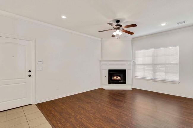 Building Photo - 1/2 OFF FIRST MONTH RENT - 3 bed, 2 bath C...