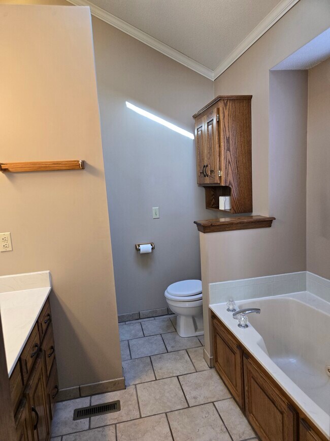 Building Photo - 1517 NE Auburn Dr