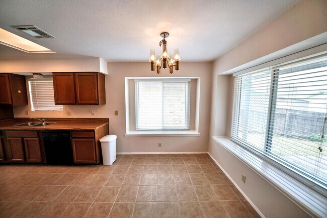Building Photo - Charming 2-bed, 2-bath home in Universal C...