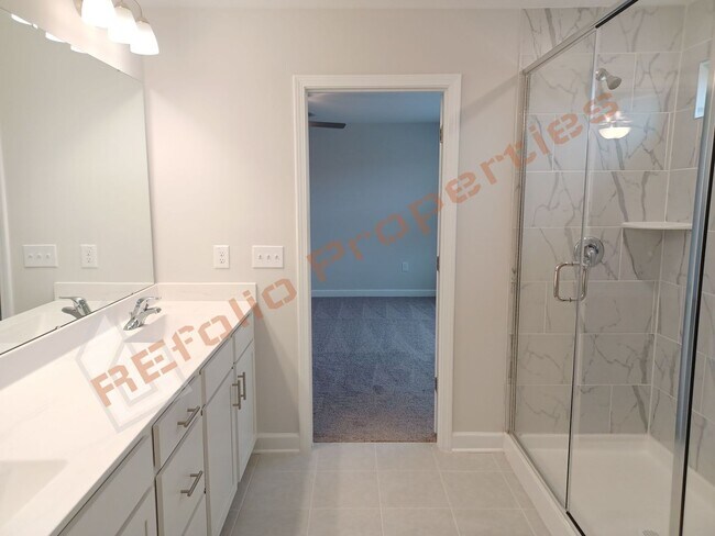 Building Photo - Lovely 4 Bedroom, 3 Bath Single-Family Home w/1st FL Guest Suite & 2 Car Garage in Sierra Heights...