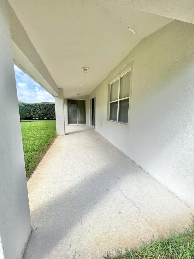 Building Photo - 2370 Hinsdale Dr