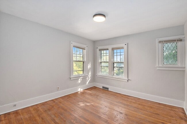 Building Photo - 2 Story 3 Bed 2 Bath, Off Street Parking!