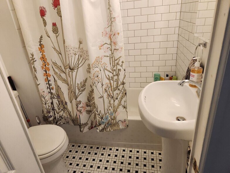 Building Photo - 36 Davis St