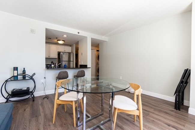 Building Photo - 8-10 Museum Way