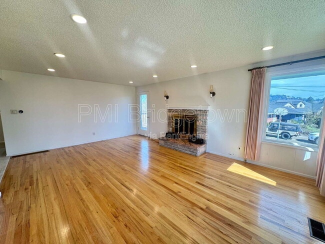 Building Photo - 6999 SE Norbert Dr