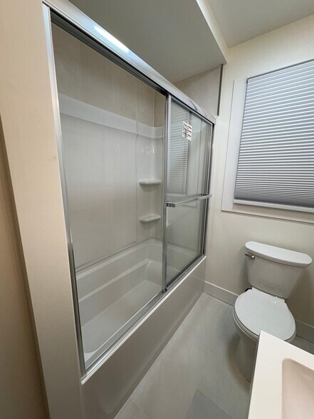 Building Photo - 193 Jerome Ave