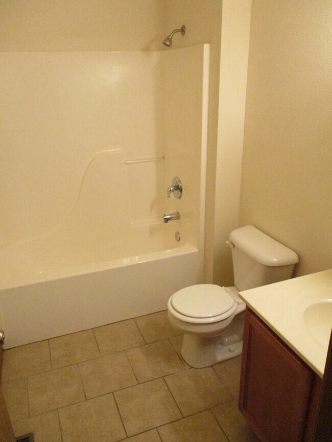 Building Photo - 605-607-607 Glenstone Dr