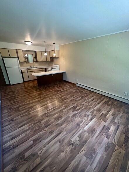 Building Photo - 608 19th Ave W