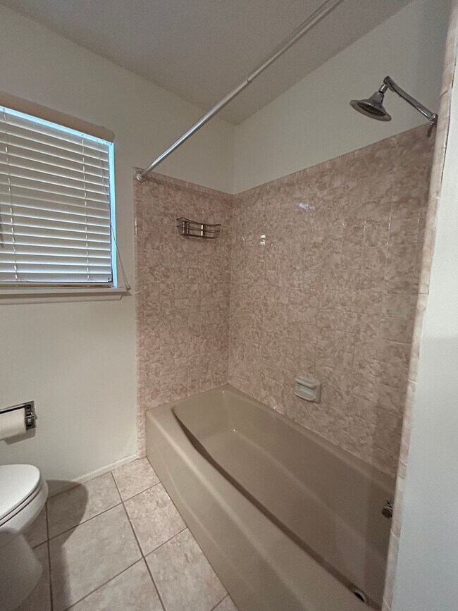 Building Photo - Large Family Home in Country Club North