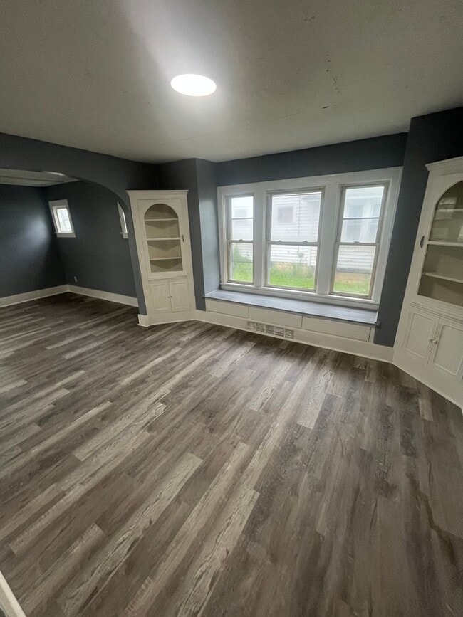Building Photo - Section 8 Accepted, Charming 4BR 1 BA Home...