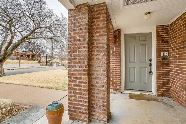 Building Photo - 2 bedroom Duplex in Ryan Place on Large Corner Lot