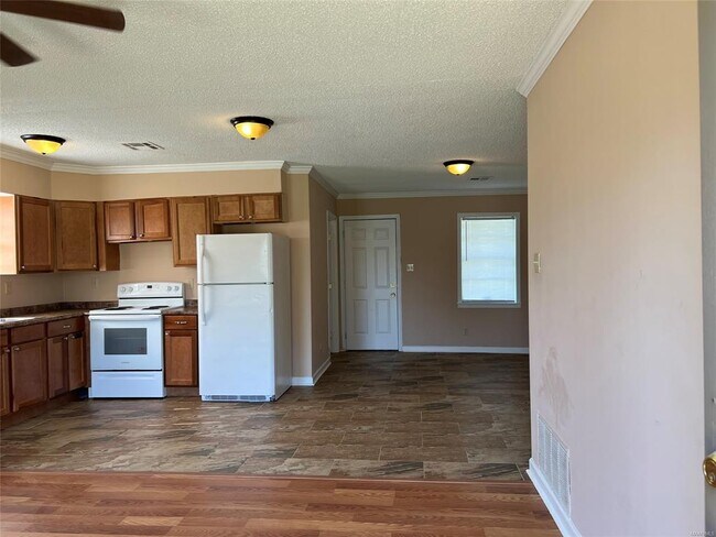 Building Photo - 4230 Fairwood Dr