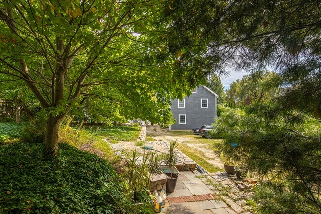 Building Photo - 12 Woodbury Ct