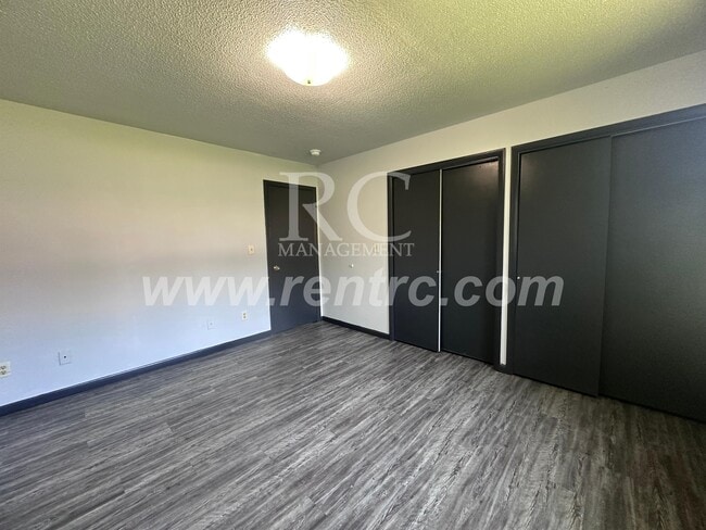Building Photo - 1005-8 Oak-
