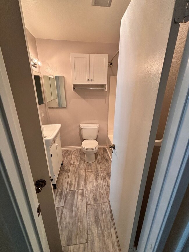 Building Photo - 2BD/2BA TOWNHOUSE FOR RENT IN CLAIREMONT! ...