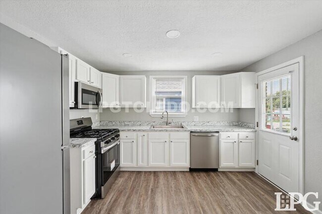 Building Photo - 928 W Gramercy Ave