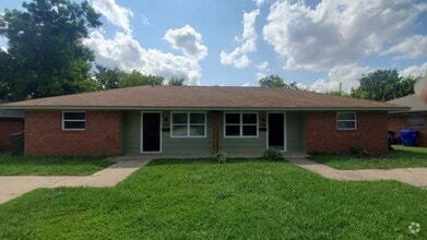 Building Photo - (2) Bedroom Duplex E Norman Avail NOW!