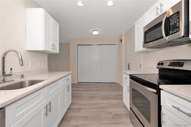 Building Photo - 68 Lake St