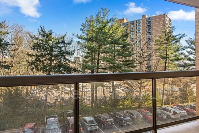 Building Photo - 309 Yoakum Pkwy