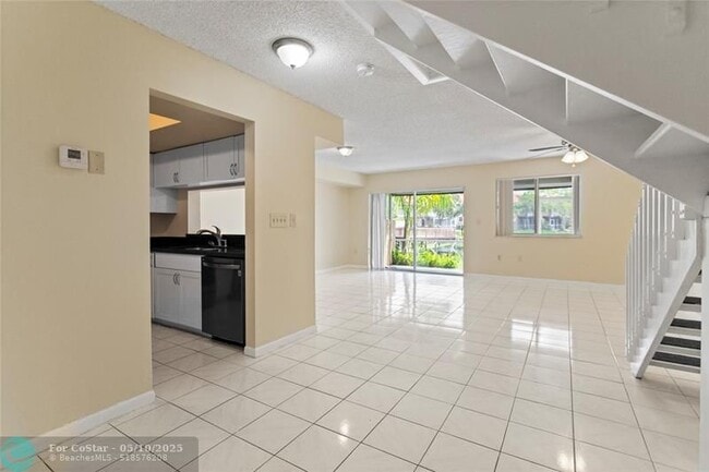 Building Photo - 640 N University Dr