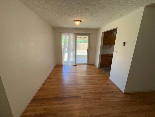 Building Photo - Single-Level Gresham Home / Large Backyard...