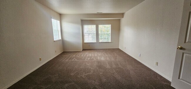 Building Photo - Great Stafford Glen Upstairs Condo