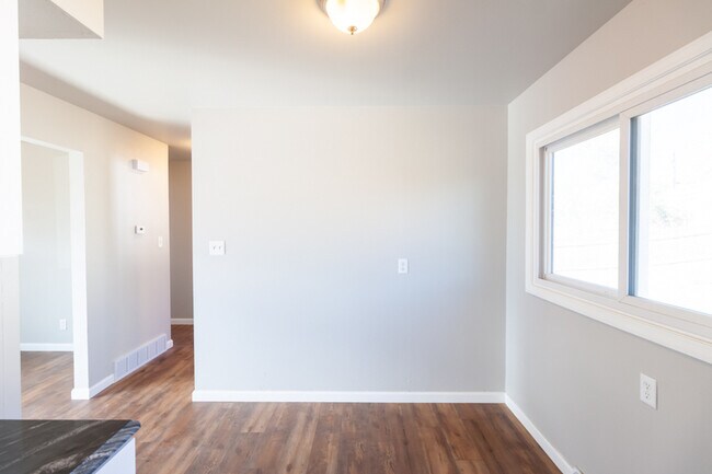 Building Photo - 804 Cahill Dr