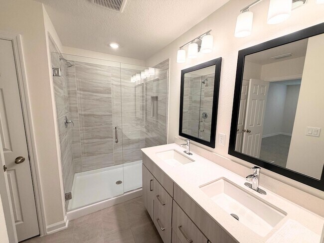 Building Photo - 65 Signet Cir