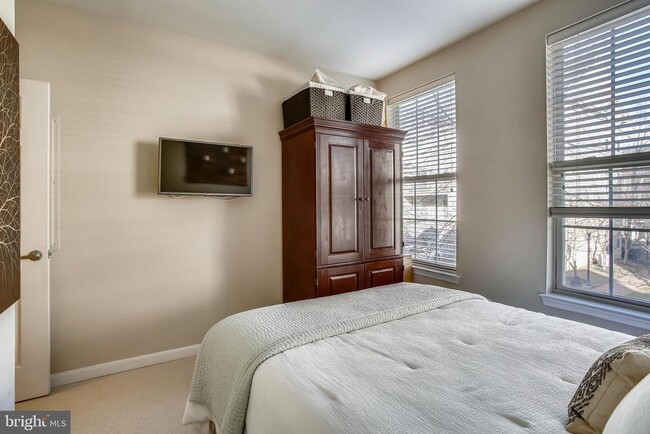 Building Photo - 4951 Brenman Park Dr