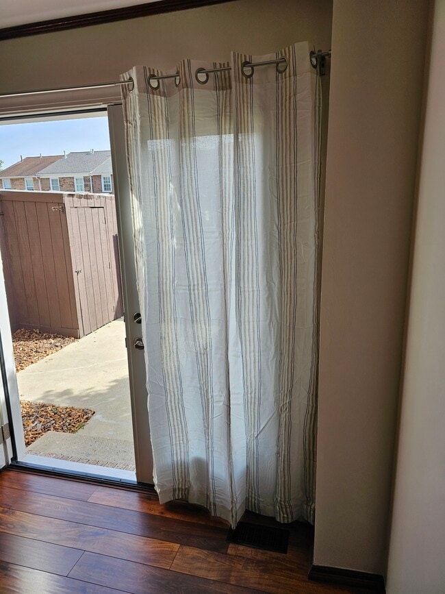 Building Photo - 619 Dlyn St