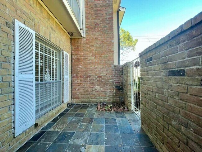 Building Photo - 9242 Westwood Village Dr