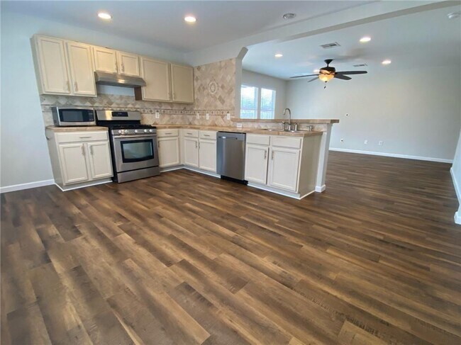 Building Photo - 141 Ruby Lake Dr