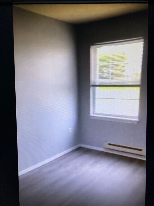 Building Photo - Upstairs 1 Bedroom Apartment