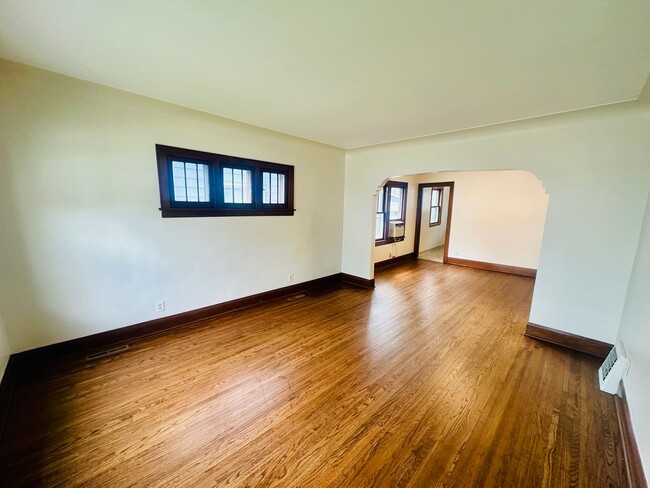 Building Photo - Stylish 3-Bedroom Home in Northeast Minnea...