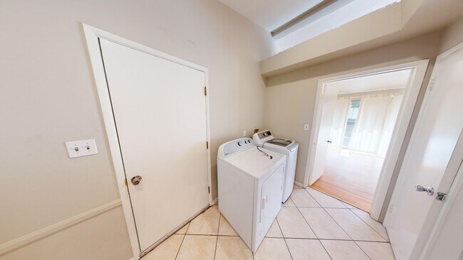 Building Photo - 5311 Saxon St