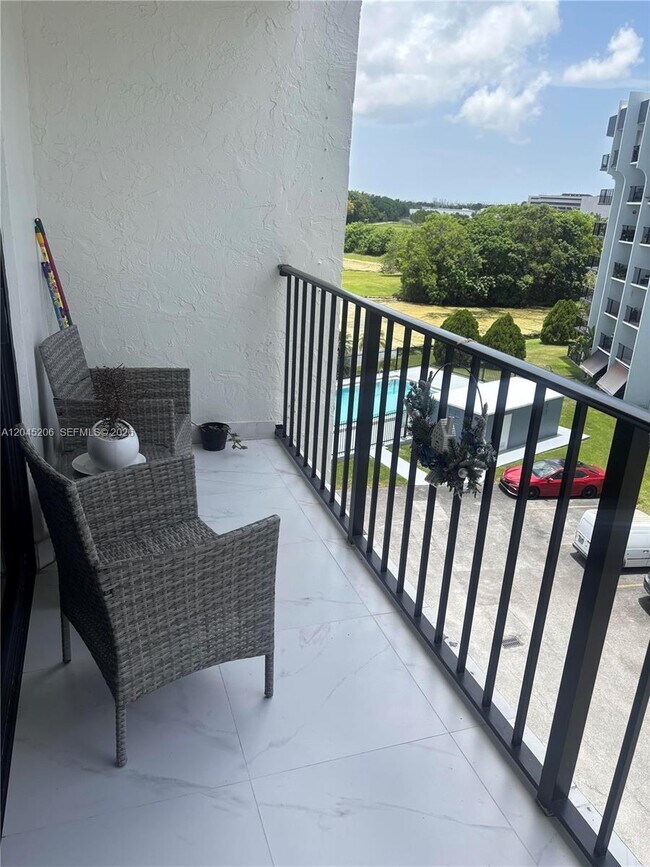 Building Photo - 9686 Fontainebleau Blvd