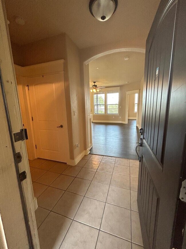 Building Photo - 6608 Lantern View Dr