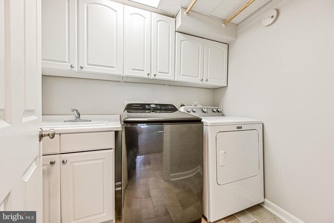 Building Photo - 9929 Hemlock Woods Ln