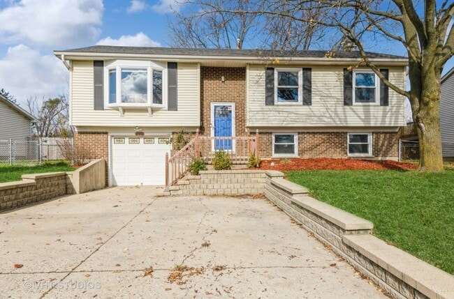 Primary Photo - 980 Brush Hill Ln