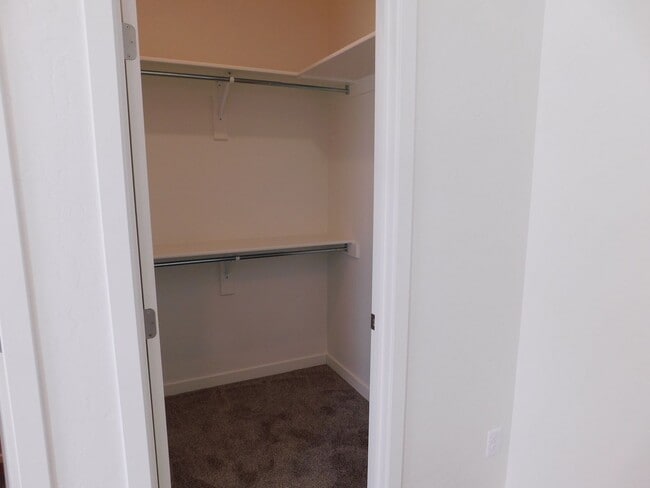 Building Photo - WALKING DISTANCE TO COMMUNITY