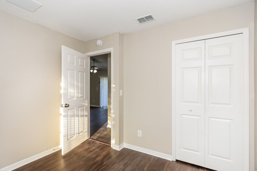 Building Photo - 12148 Woodglen Cir