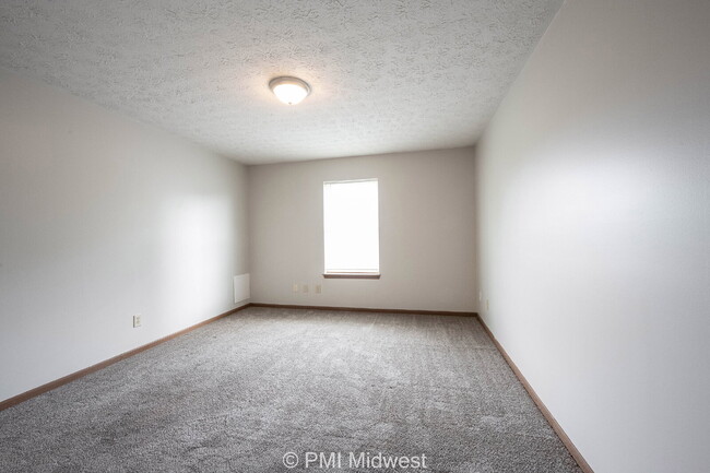 Building Photo - New place, new vibe, same small-town charm