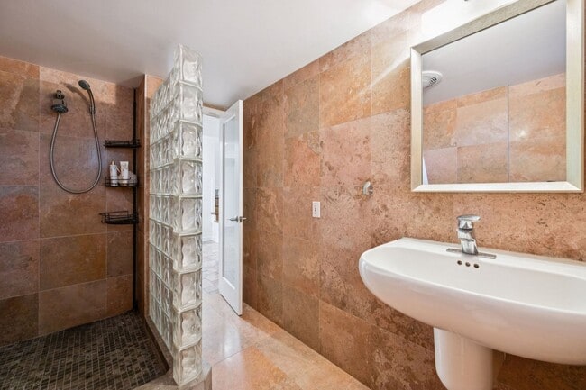 Building Photo - Elegant Chevy Chase Cul-de-Sac Home with Spacious Layout!