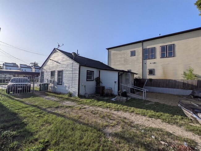 Building Photo - 2211 Ella Blvd